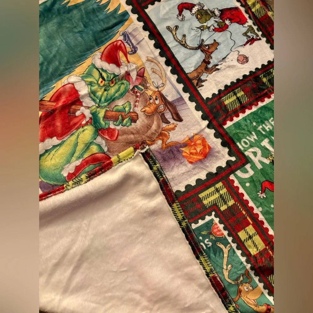 Dr. Seuss The Grinch Holiday Throw Blanket – Green/Red Plaid